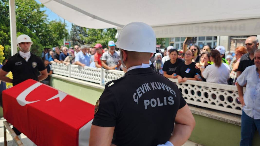 Feci kazada ölen polis Şükrü Kahyaoğlu ve ailesine son görev 8